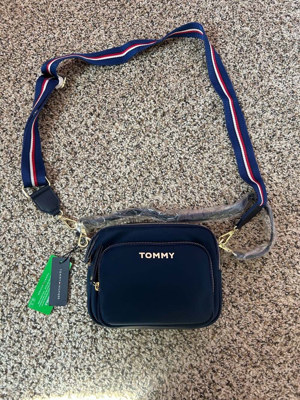 Tommy Hilfiger Women's TH Corporate Camera Bag with Detachable Strap
